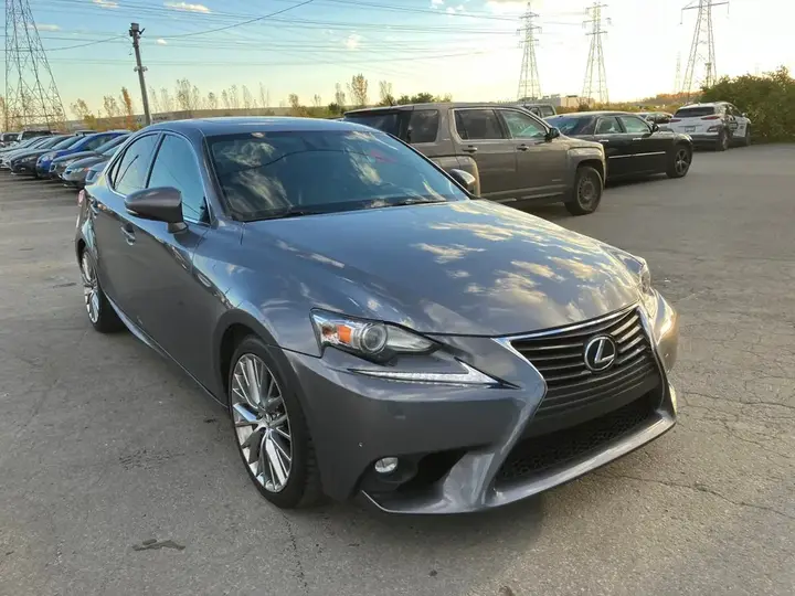 Lexus Is 300 2016 photo 3