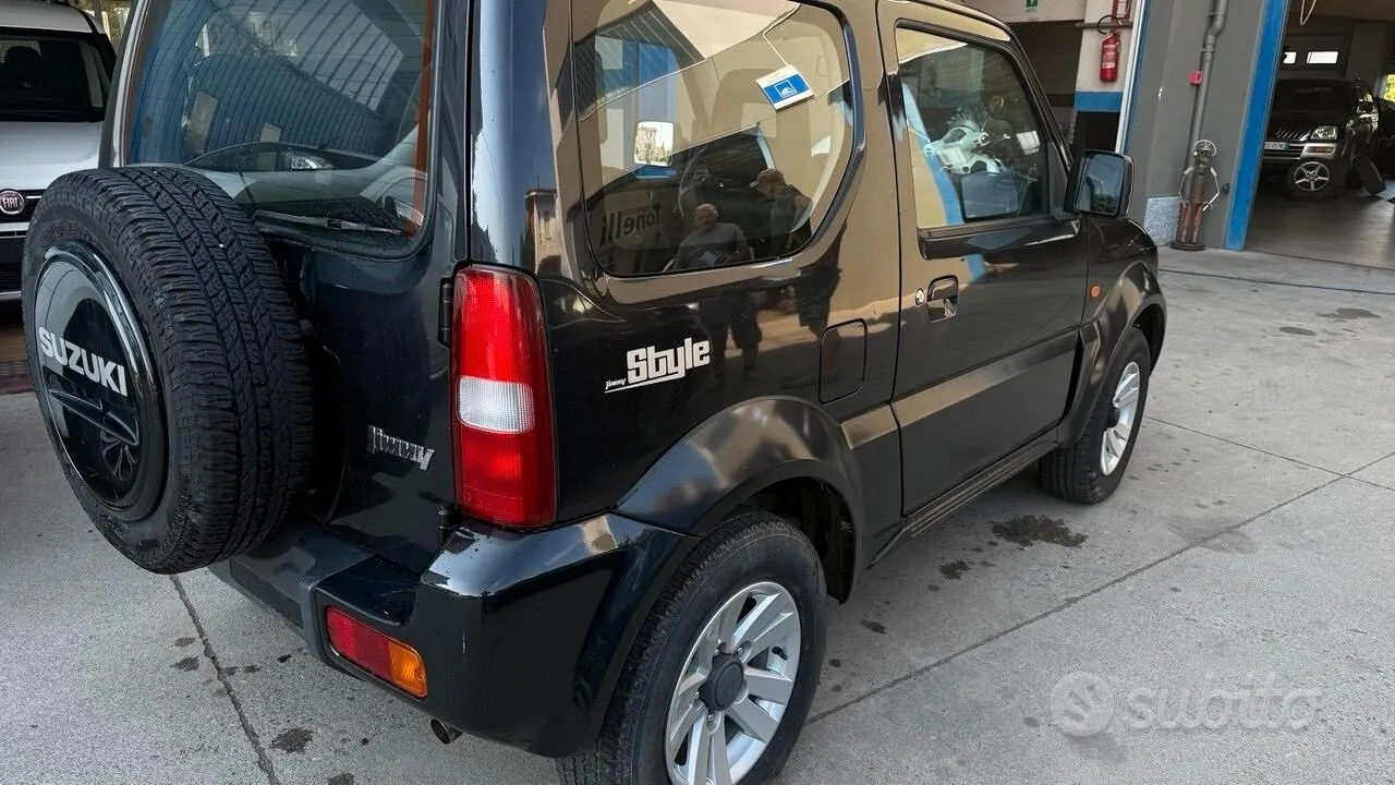 Suzuki Jimny 2011 photo 2