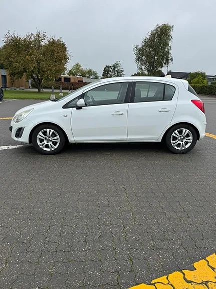 Opel Corsa 2011 photo 2