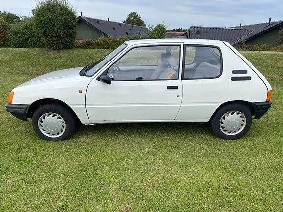 Peugeot 205 1987 photo 2