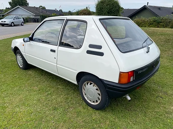 Peugeot 205 1987 photo 3