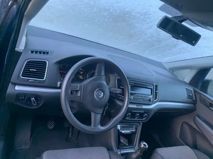 Volkswagen Sharan 2011 photo 2