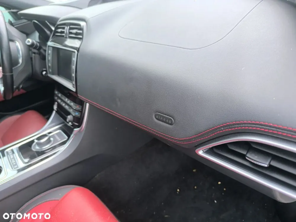 Jaguar Xe 2017 photo 2
