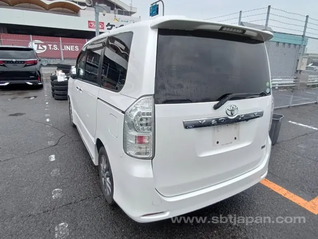 Toyota Voxy Zs 2013 photo 3