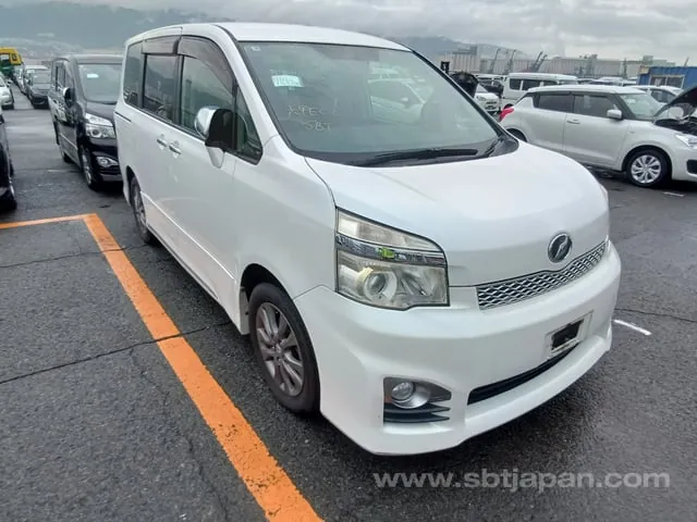Toyota Voxy Zs