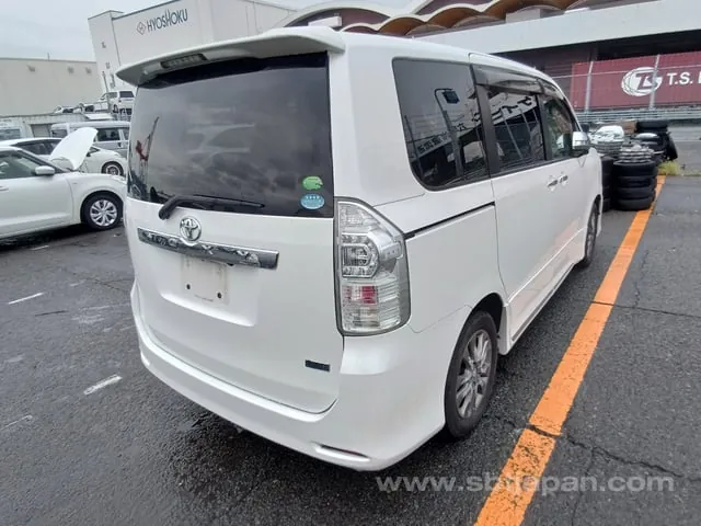 Toyota Voxy Zs 2013 photo 4