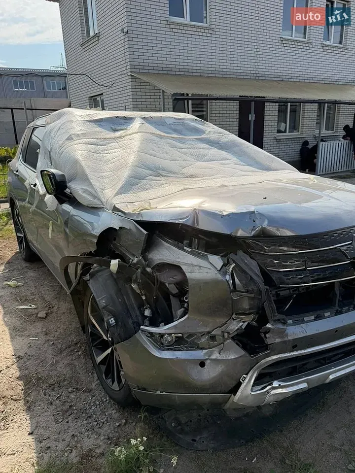 Mitsubishi Outlander 2023 photo 2