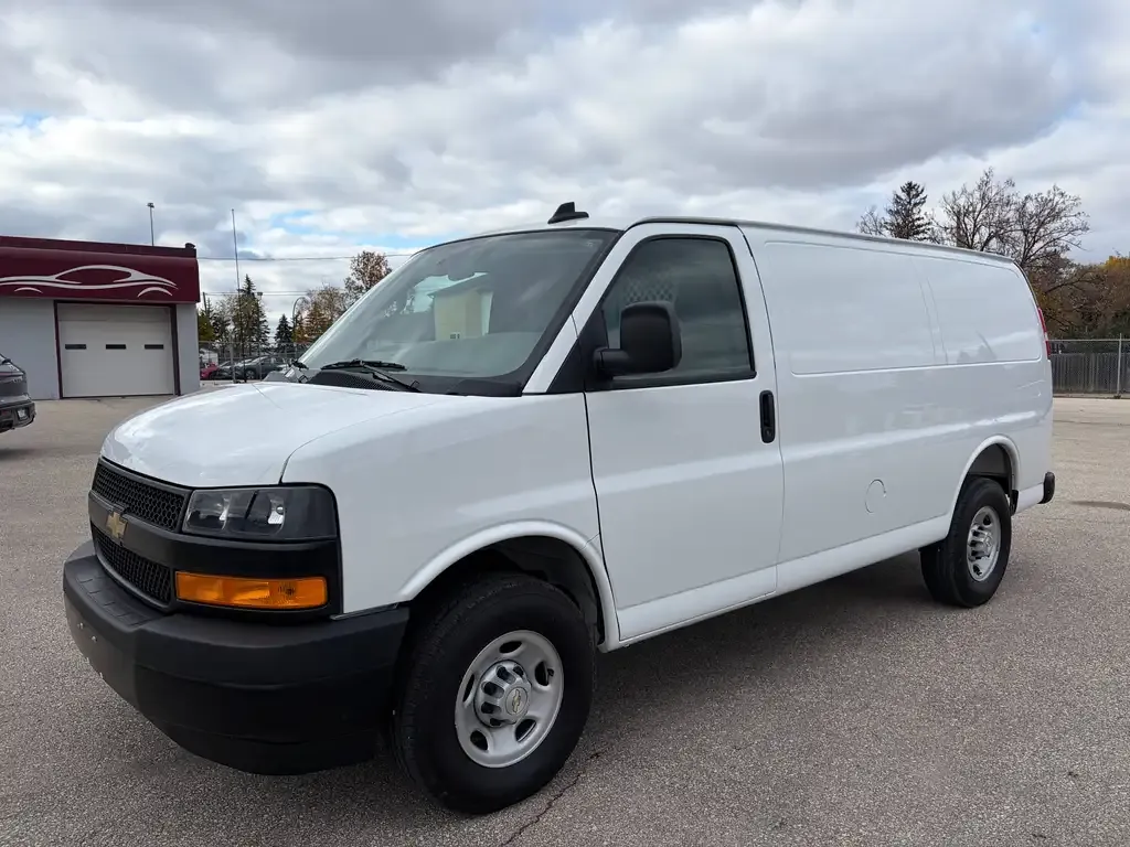 Chevrolet Express 2500 2025 photo 2