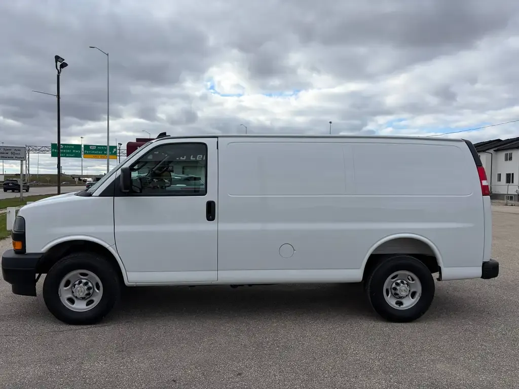 Chevrolet Express 2500 2025 photo 3