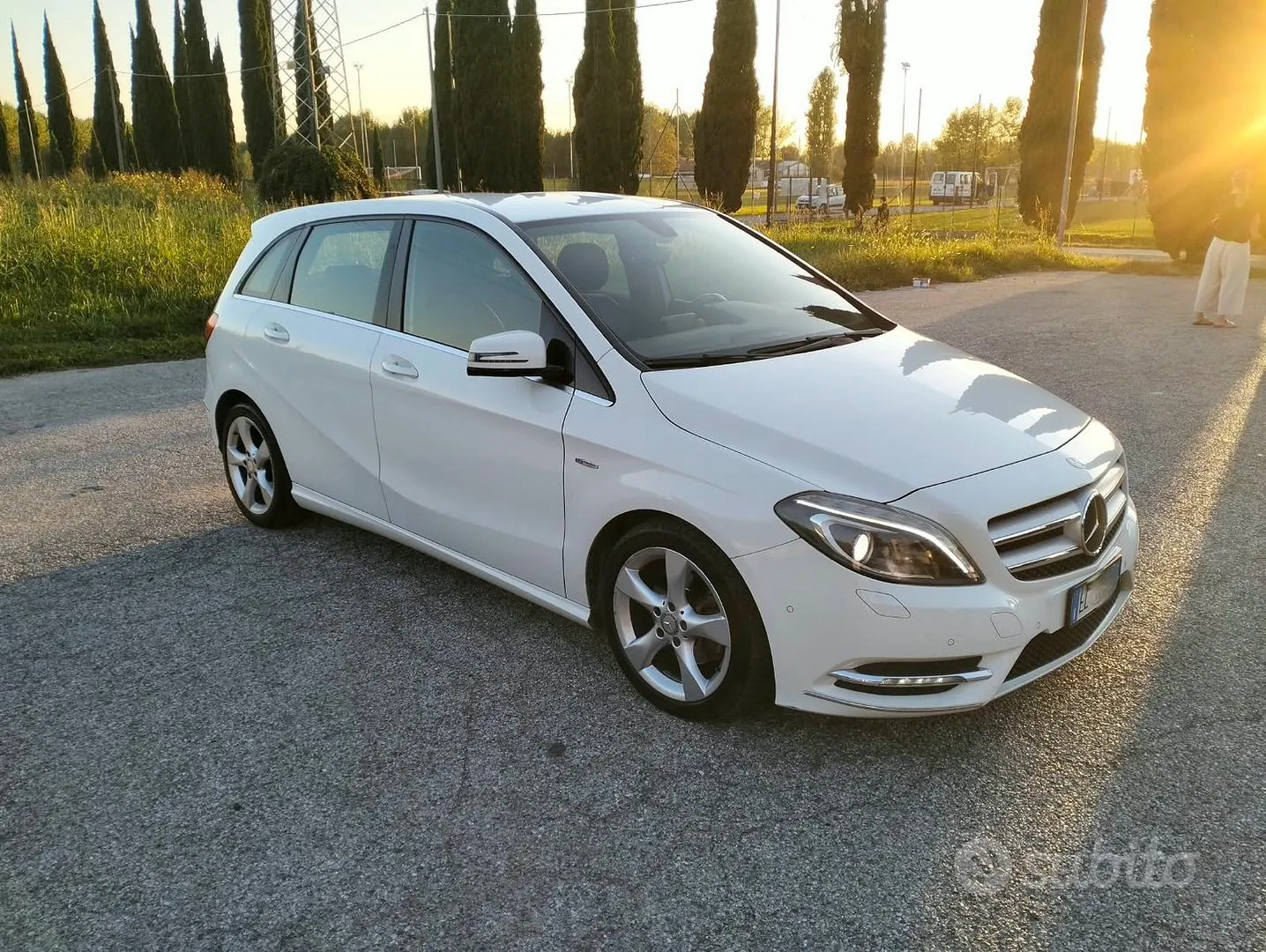 Mercedes-Benz B180 2012 photo 2