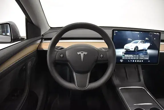 Tesla Model Y 2023 photo 2