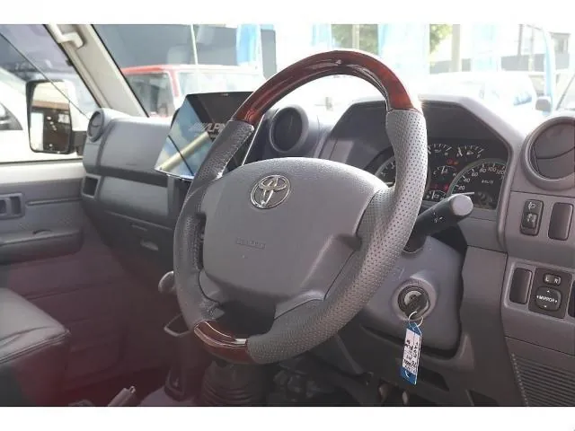 Toyota Land Cruiser 70 2015 photo 3