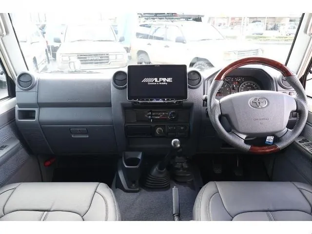Toyota Land Cruiser 70 2015 photo 2