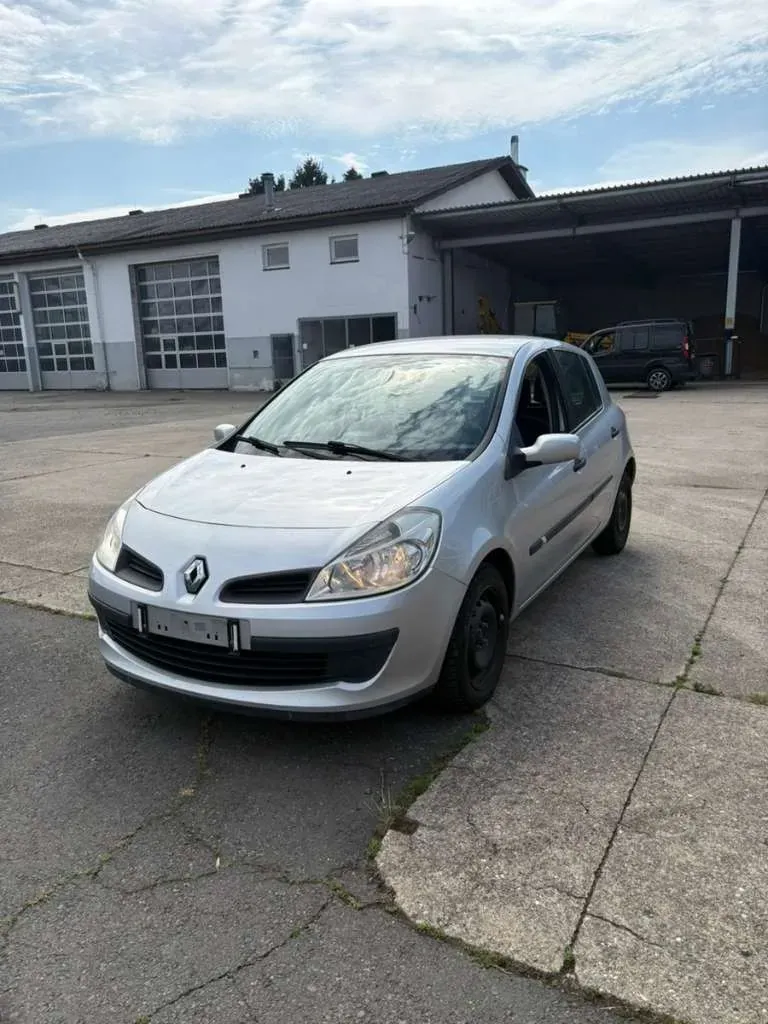 Renault Clio 2006 photo 2