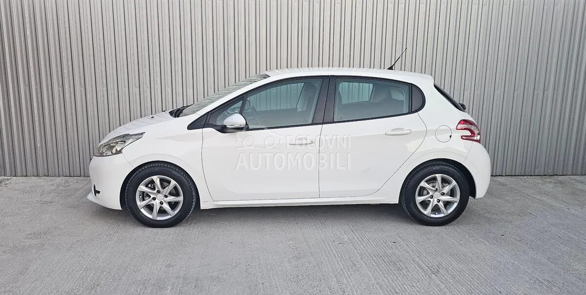 Peugeot 208 2013 photo 3