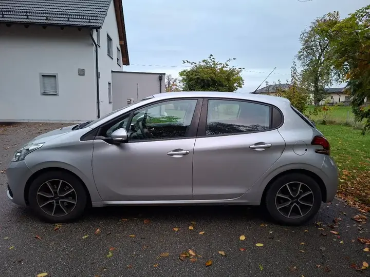 Peugeot 208 2015 photo 3
