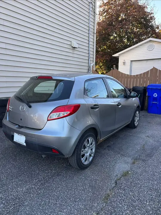Mazda 2 2013 photo 2