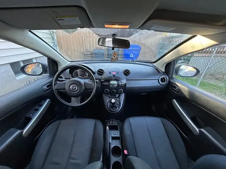 Mazda 2 2013 photo 3