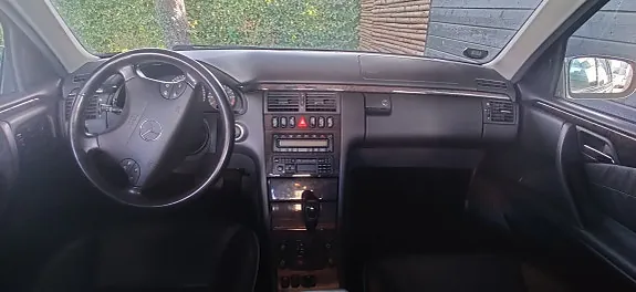 Mercedes-Benz E-Class 2001 photo 4