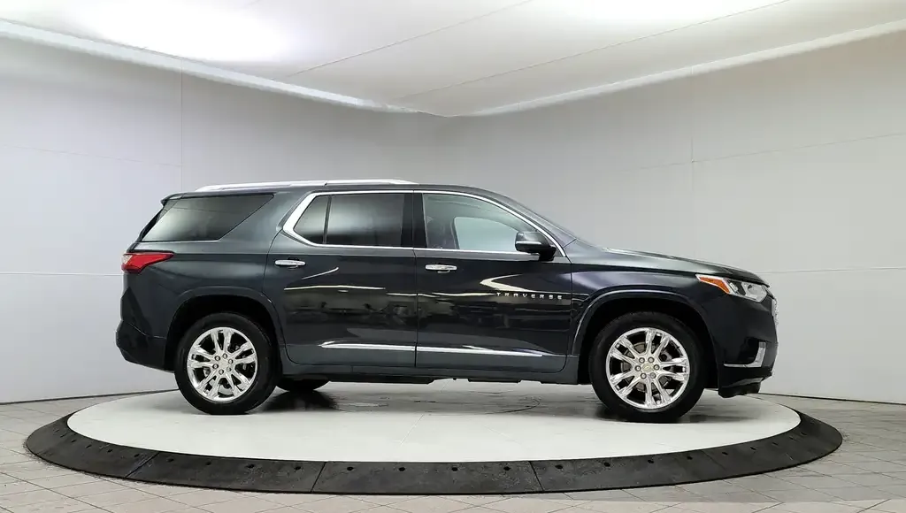 Chevrolet Traverse 2021 photo 2
