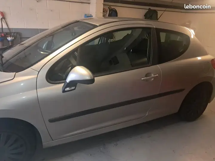 Peugeot 207 2008 photo 2