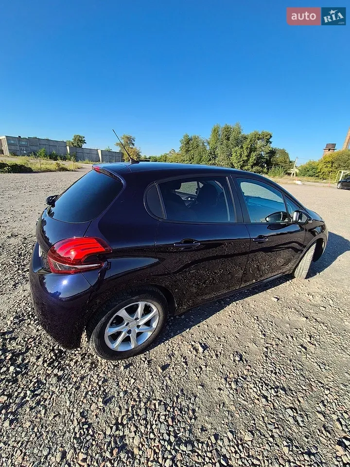 Peugeot 208 2019 photo 3