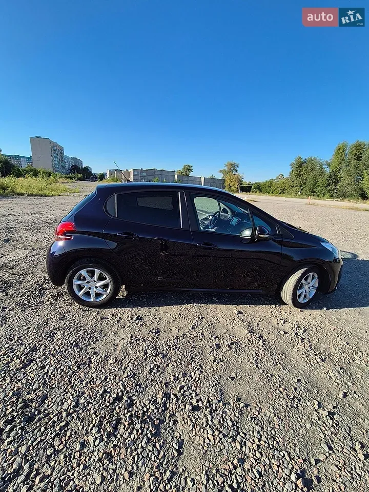 Peugeot 208 2019 photo 2