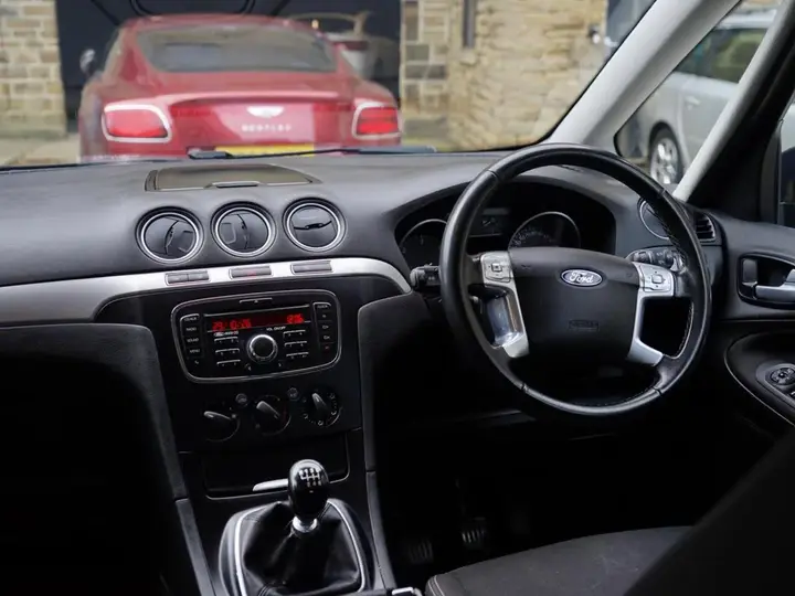 Ford Galaxy 2012 photo 2