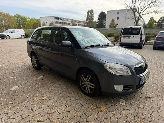 Skoda Fabia 2010 photo 2