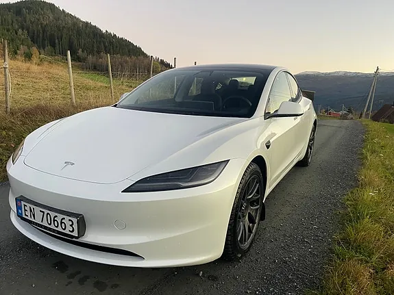 Tesla Model 3 2025 photo 2