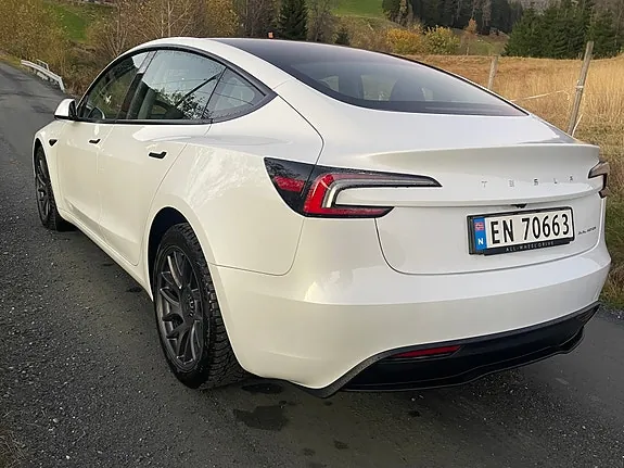 Tesla Model 3 2025 photo 3