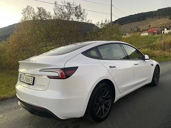 Tesla Model 3 2025 photo 4