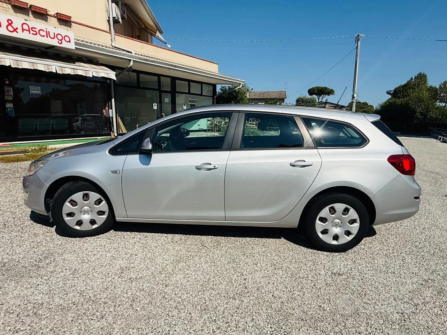 Opel Astra Sports Tourer 2011 photo 4