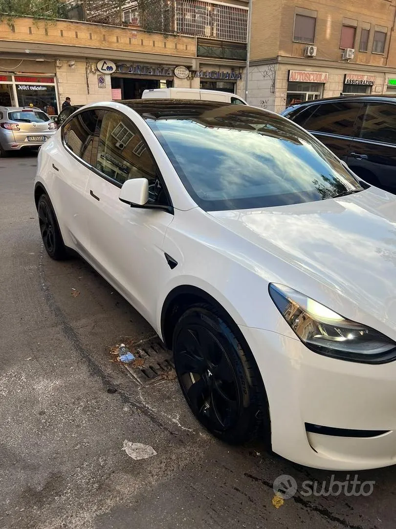 Tesla Model Y 2023 photo 2