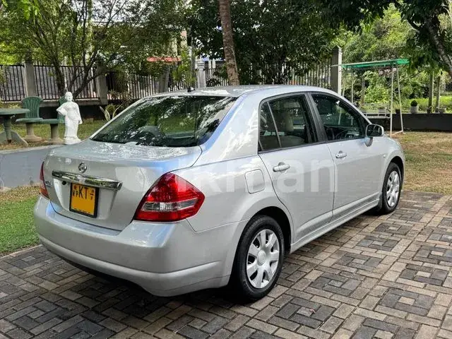 Nissan Tiida 2010 photo 2