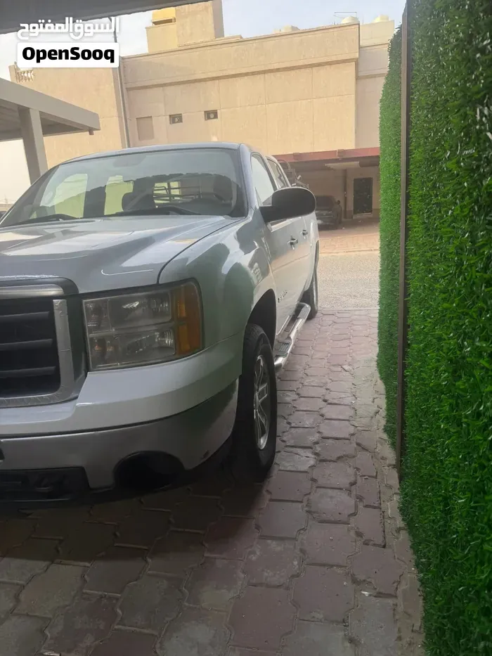 GMC Sierra 2010 photo 2