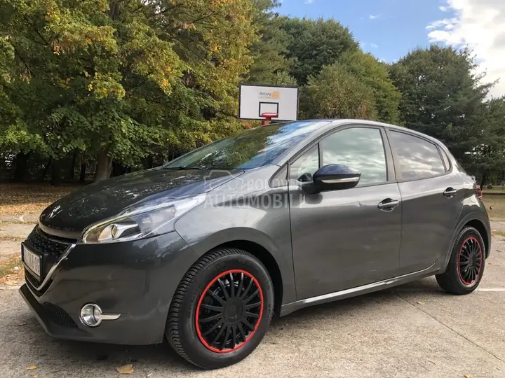 Peugeot 208 2013 photo 2