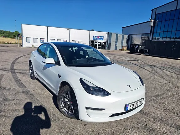 Tesla Model 3 2021 photo 2