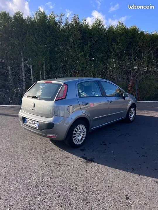 Fiat Grande Punto 2011 photo 2