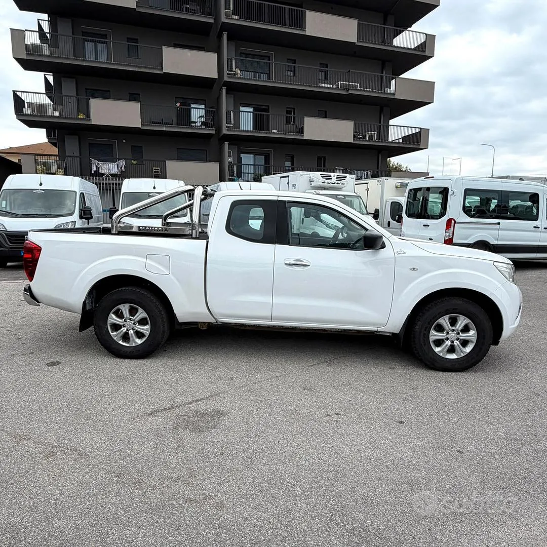 Nissan Navara 2017 photo 2
