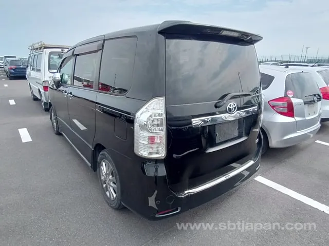 Toyota Voxy Zs 2013 photo 3