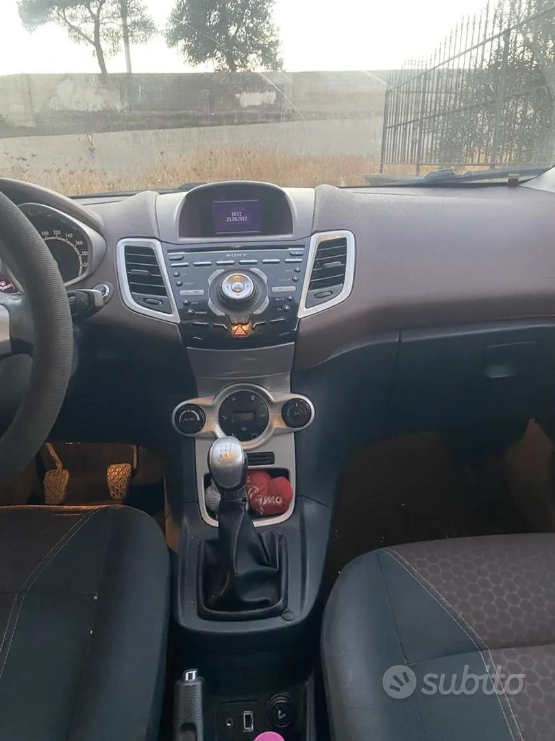 Ford Fiesta 2011 photo 4