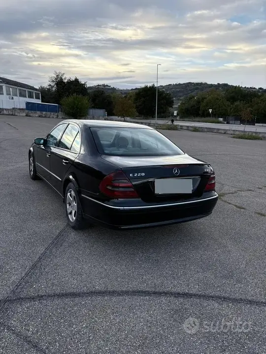 Mercedes-Benz E220 2004 photo 3