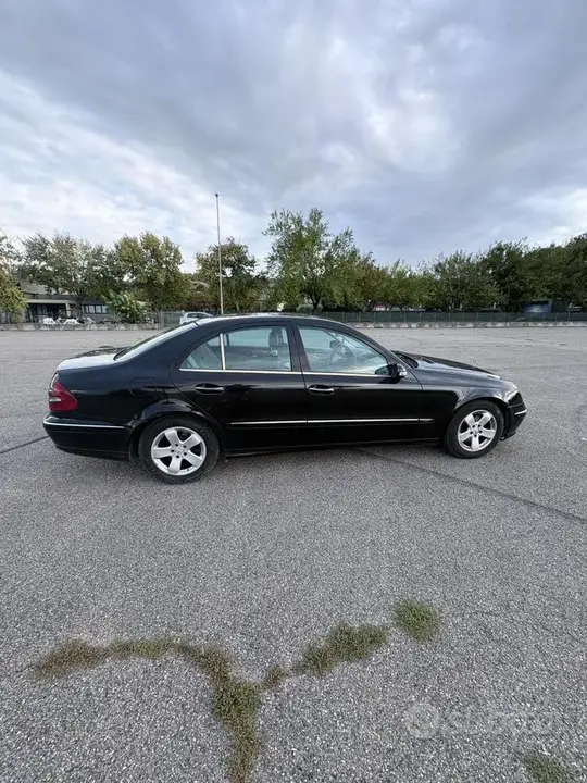 Mercedes-Benz E220 2004 photo 2