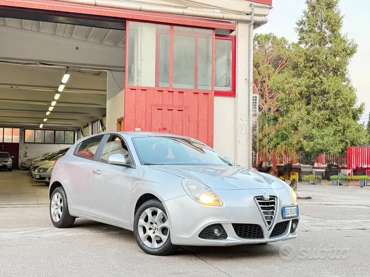 Alfa Romeo Giulietta 2011 photo 2