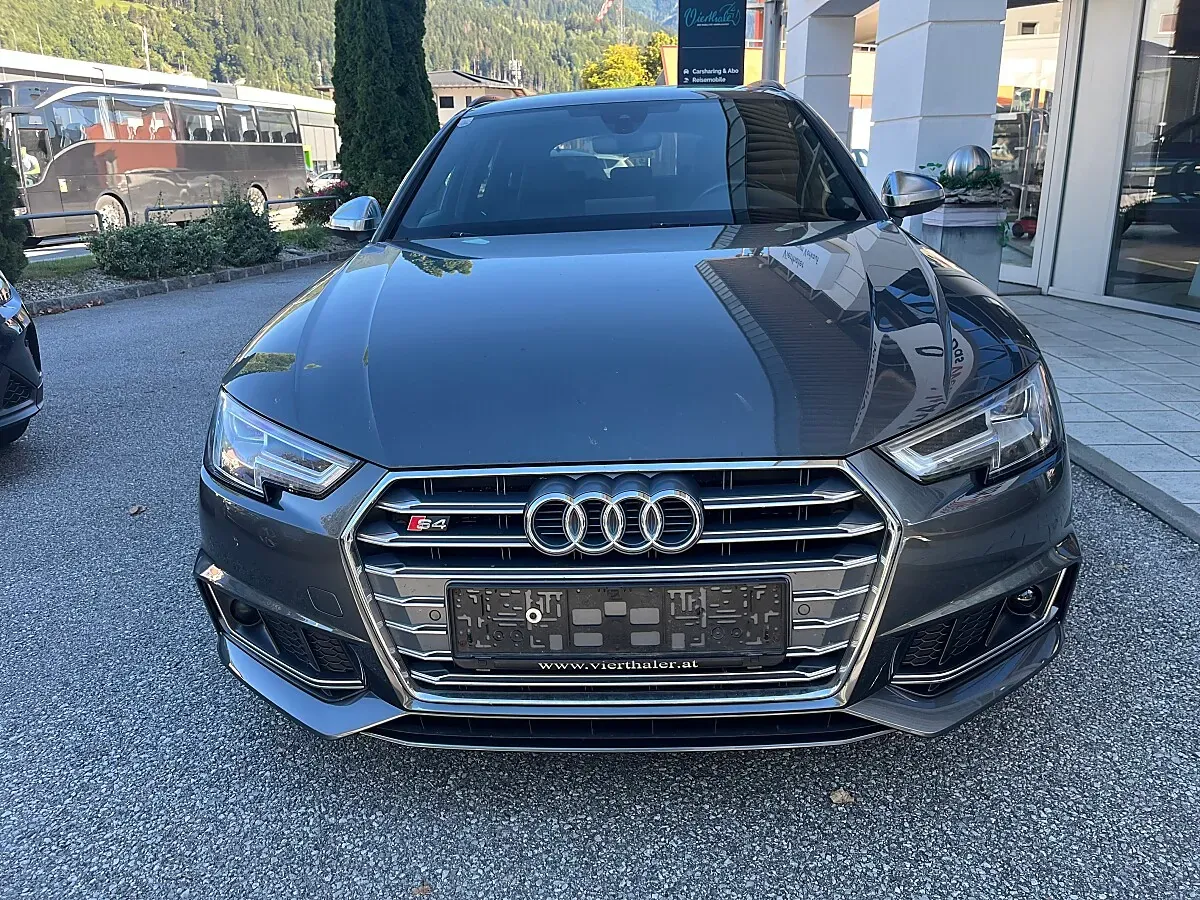 Audi A4 2018 photo 2