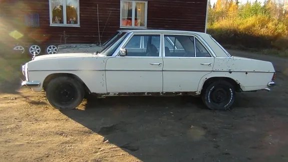 Mercedes-Benz 200 1975 photo 2