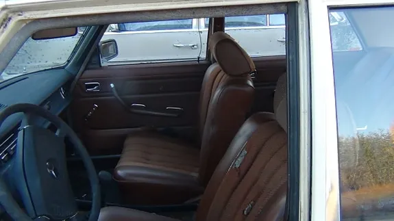 Mercedes-Benz 200 1975 photo 5