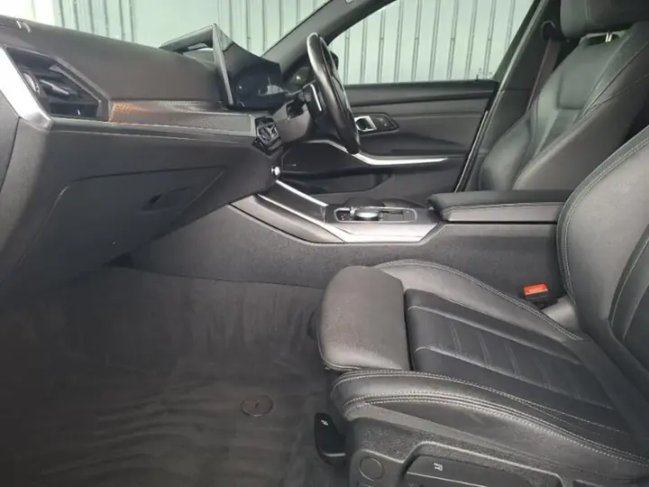 BMW 3 Series 2024 photo 5