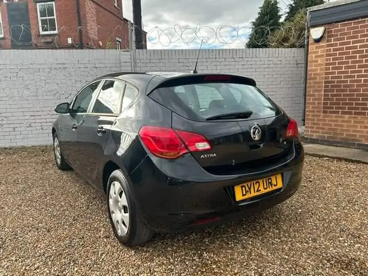 Vauxhall Astra 2012 photo 4